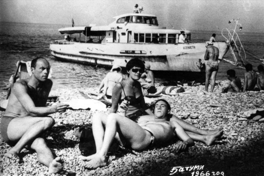 Владимир Высоцкий, Станислав Говорухин и Ирина Яковлевна Шалаева в Батуми. СССР. 1966 г.