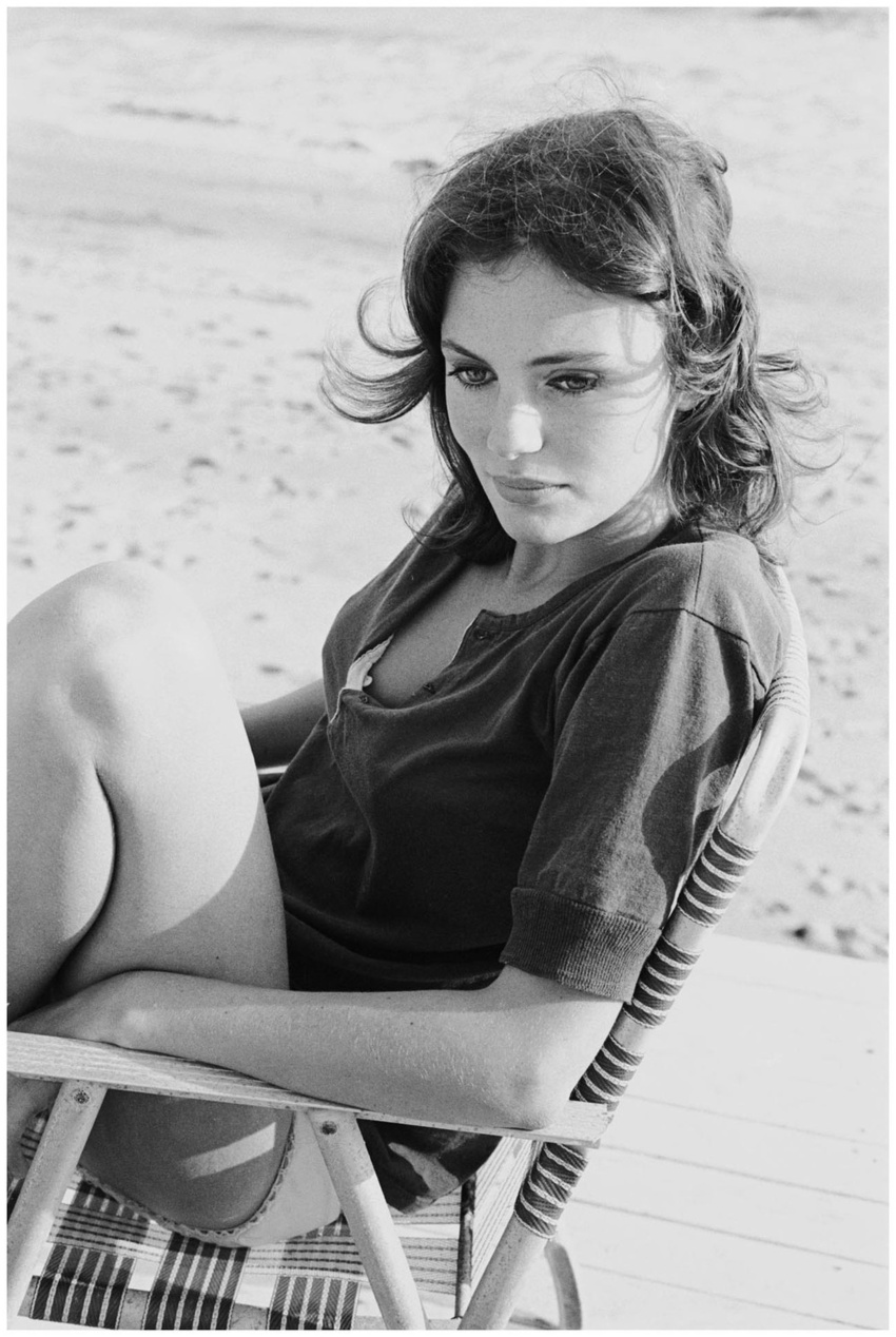 jacqueline-bisset-sitting-on-a-deck-chair-and-relaxing-on-a-beach-photo-terry-oneill-1965