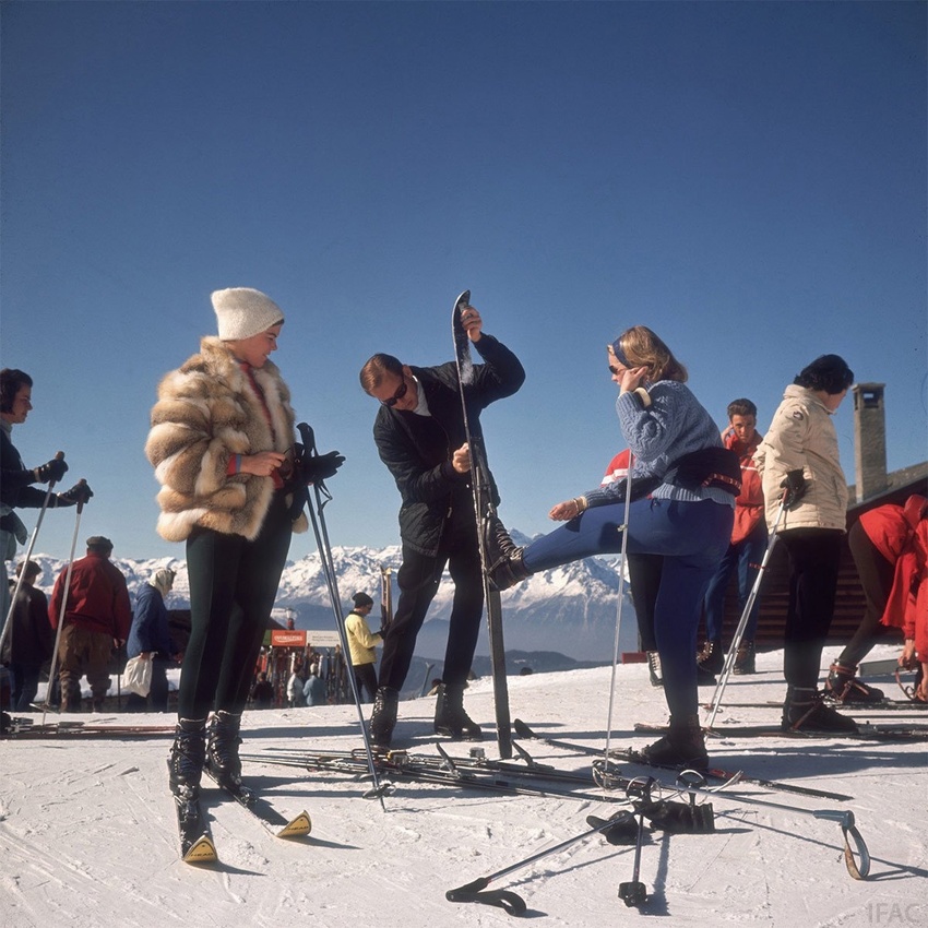 Slim-Aarons-Skiers-at-Verbier-Aarons-Estate-Edition-1964